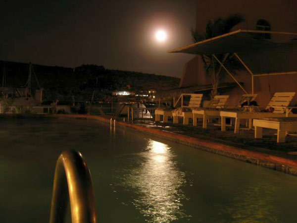 La Paz Moonrise over the pool 2